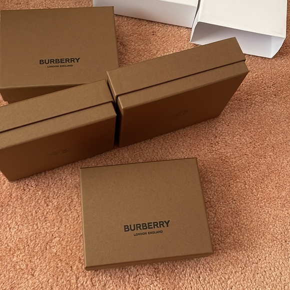(4) Burberry boxes brand 2 sizes 100% Authentic - Picture 5 of 14